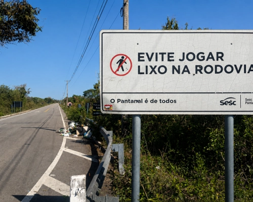 Lixo é descartado irregularmente às margens da estrada que liga Poconé ao Porto Cercado